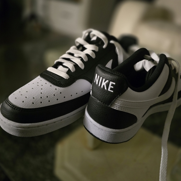 Nike Men's Black and White Sneakers - Picture 6 of 16